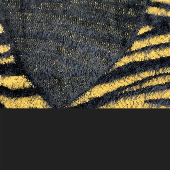 LEITH Fuzzy Animal Tiger Stripe V-Neck Cropped - Picture 4 of 7